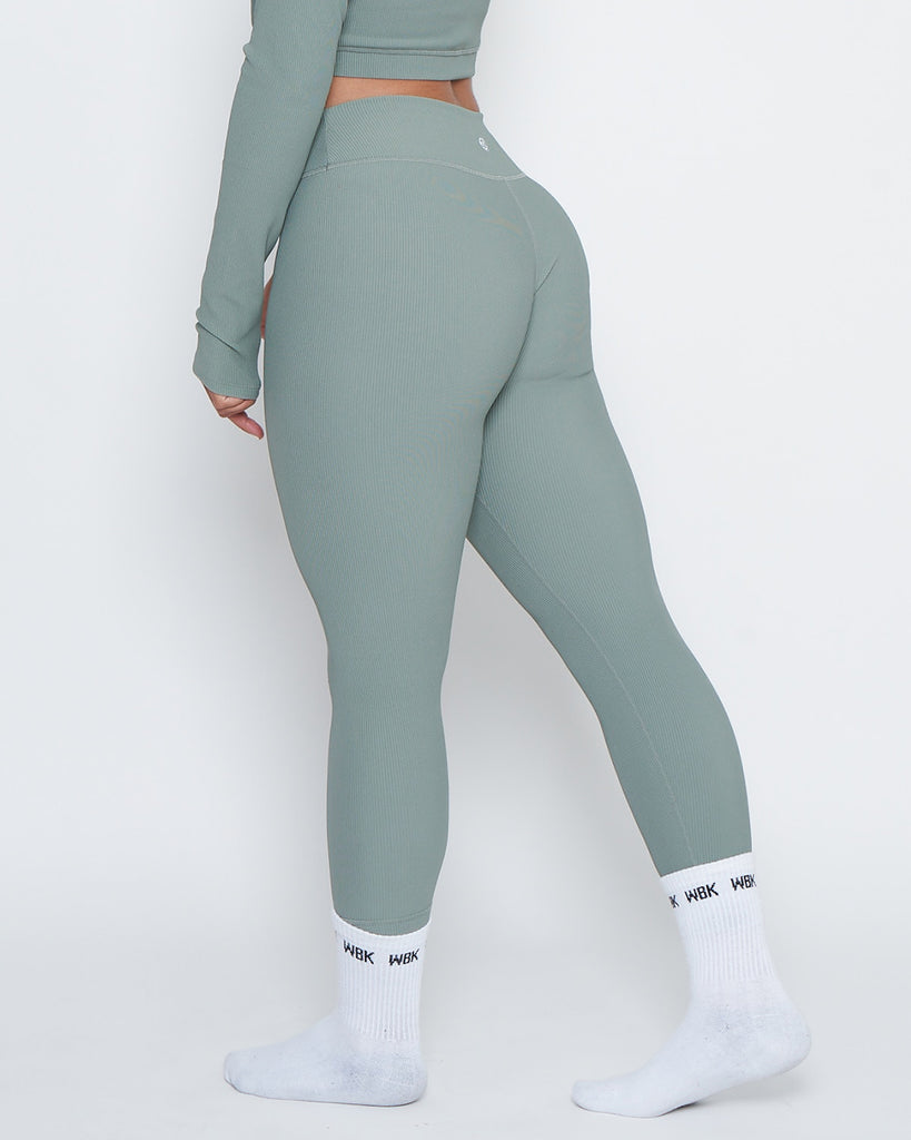 The Perfect Form Leggings in Green – watts that trend